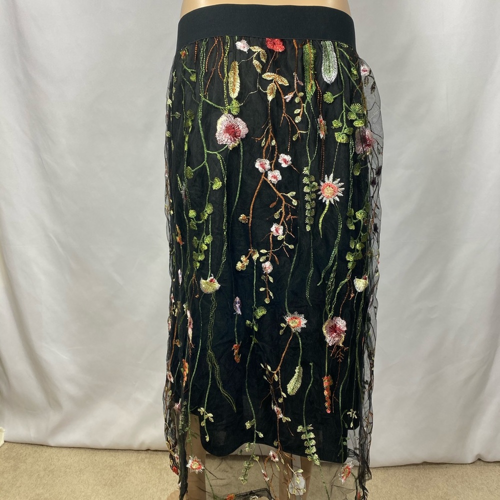 Black Lace overlay Skirt w/ knit lining - Picture 3 of 7